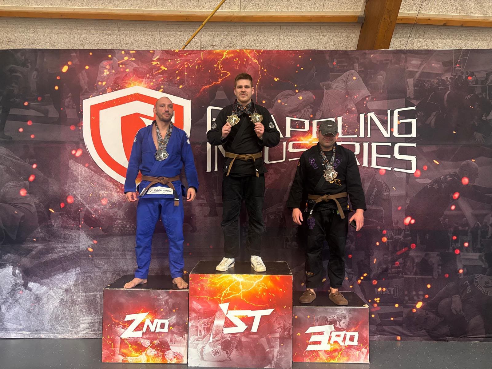 Podium bij Grappling Industries, met twee medailles op de eerste plaats